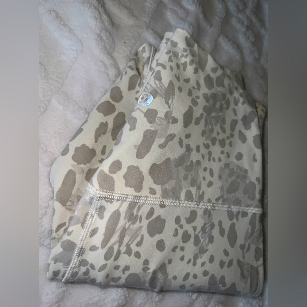 Lululemon Align Legging 25” inseam Cheetah Camo Antique White Multi size 4